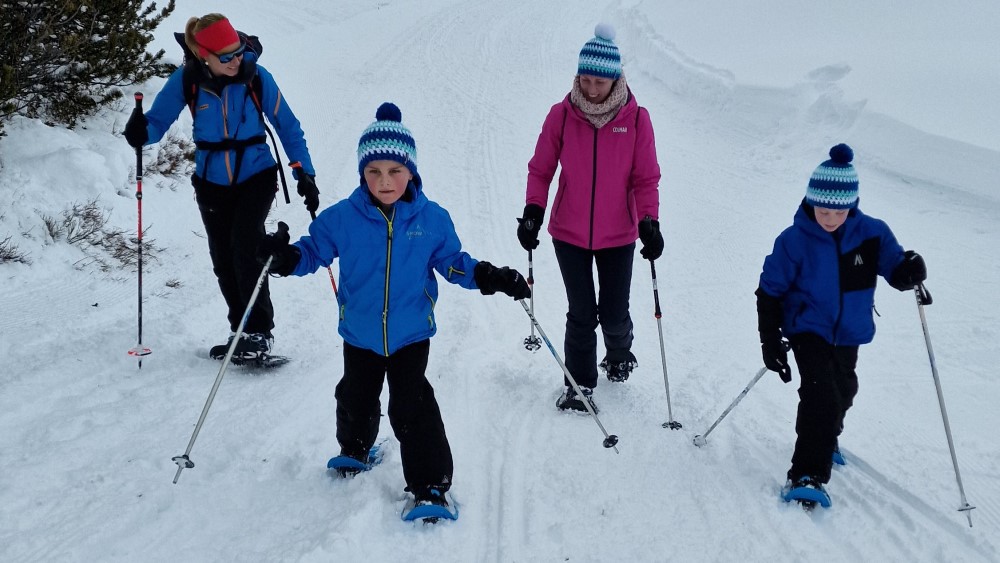 Sneeuwschoenwandelen in de sneeuw met het gezin.